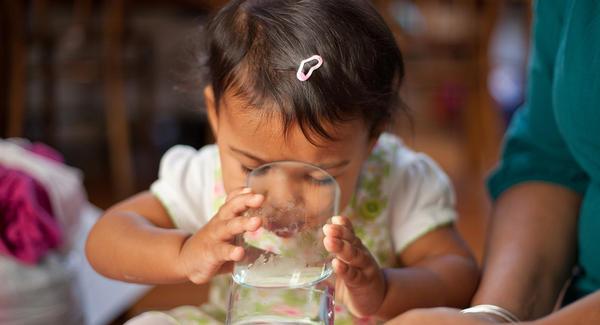 ¿Dar agua a los bebés? ¿Si o no? – Mamá Natural
